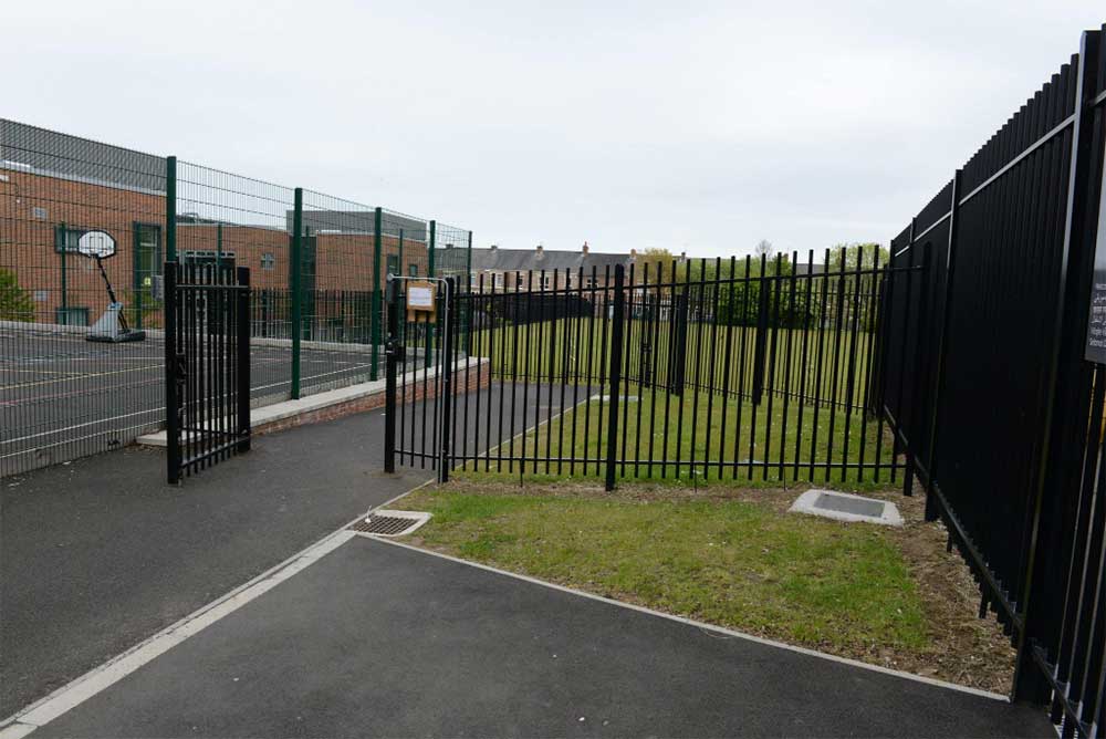 vertical-bar-fence